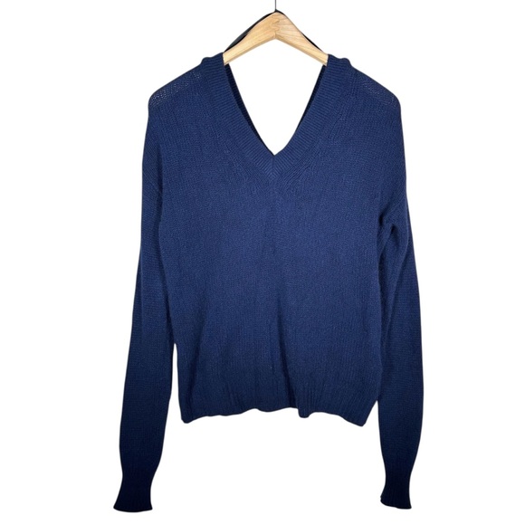 NAADAM Luxe Cashmere V-Neck Sweater in true navy - Picture 2 of 7